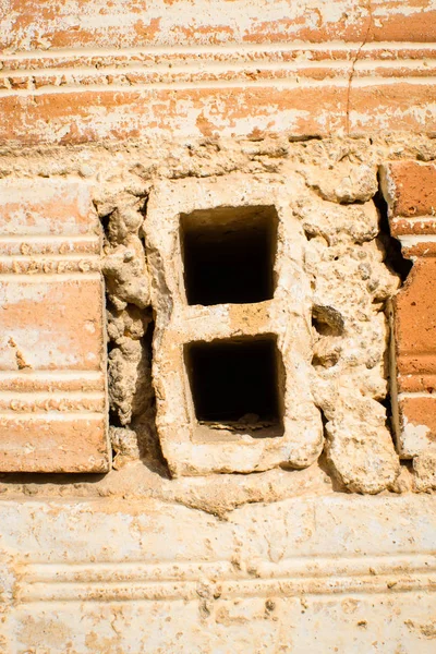 Çürüyen Eski Tuğla Duvar — Stok fotoğraf