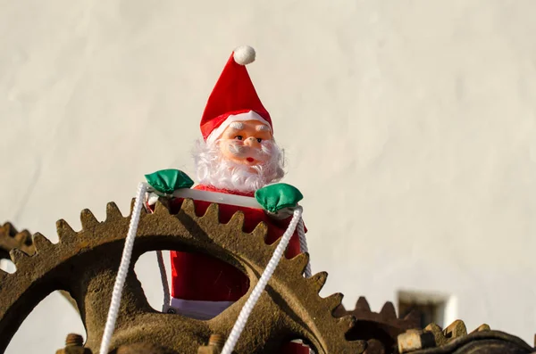 Weihnachtsmann Den Zahnrädern Des Konsumismus Ein Konzept — Stockfoto