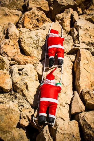 圣诞老人攀登另一堵墙 — 图库照片
