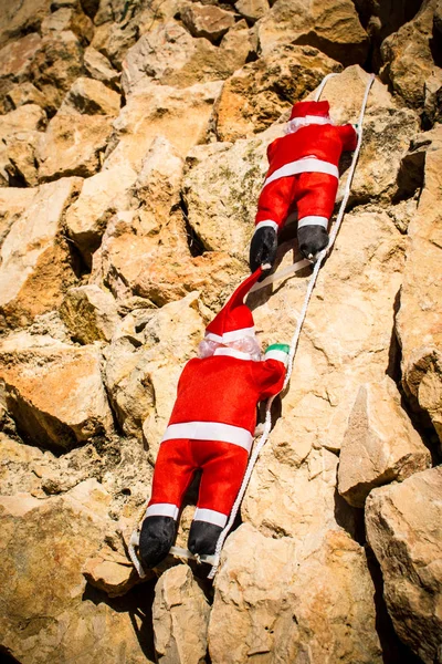 Weihnachtsmann Klettert Noch Eine Wand Hoch — Stockfoto