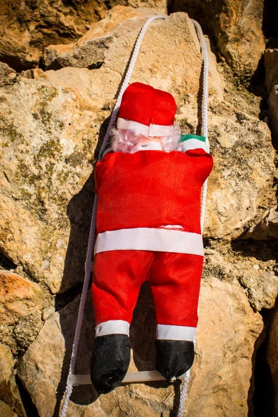 Weihnachtsmann Klettert Noch Eine Wand Hoch — Stockfoto