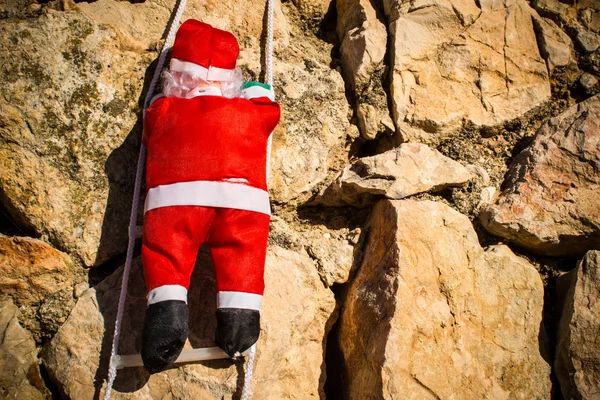 Weihnachtsmann Klettert Noch Eine Wand Hoch — Stockfoto