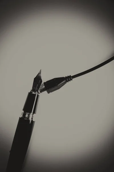Charging Fountain Pen Concept Analog Digital — Stock Photo, Image