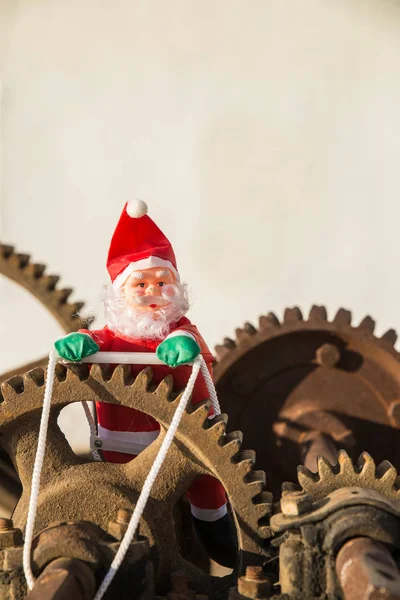 Weihnachtsmann Den Zahnrädern Des Konsumismus Ein Konzept — Stockfoto