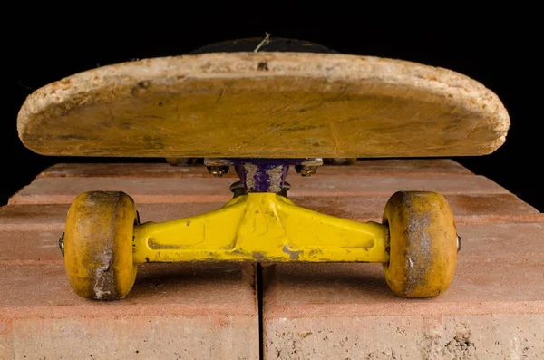 Detailní Záběr Staré Opotřebované Skateboard Dlážděném Chodníku — Stock fotografie