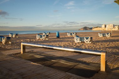 Şezlong Benidorm beach, Costa Blanca, İspanya ile Footwash.