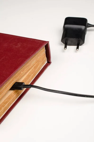 Libro Viejo Con Cable Carga Batería Concepto Educación Analógica Digital — Foto de Stock