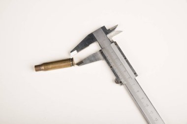 Beyaz arka plan üzerinde izole Kaliper kurşunla.