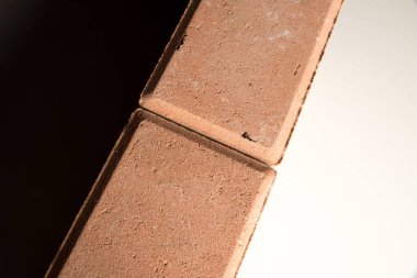 Karanlık ve aydınlık tarafında duvar, siyaset ve göç kavramı.