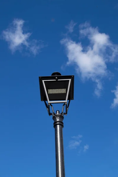 Moderne Led Straßenbeleuchtung Vor Blauem Himmel — Stockfoto