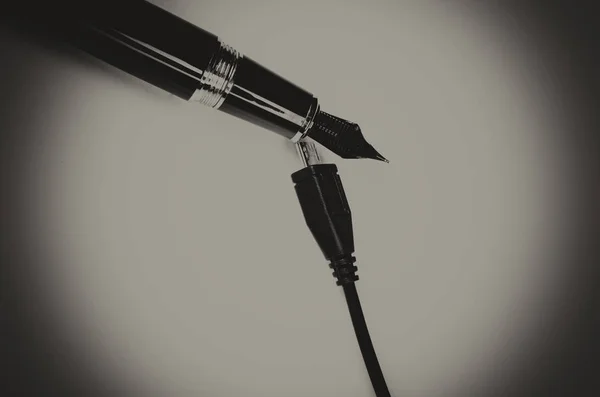 Charging Fountain Pen Concept Analog Digital — Stock Photo, Image