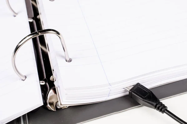 Papier Notebook Mit Einem Usb Ladegerät Verbunden Ein Konzept Der — Stockfoto