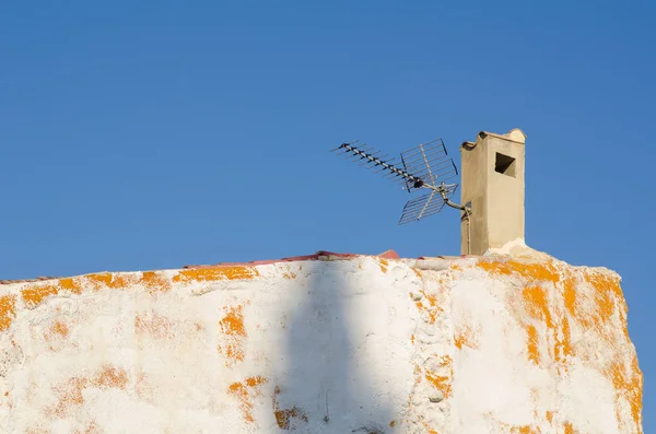Badana Bir Antena Üstte Peeling Ile Eski Evin Çatı — Stok fotoğraf