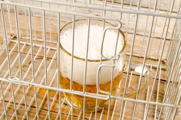 Verre Bière Dans Une Cage Concept Sur Dépendance Alcool Abus — Photo