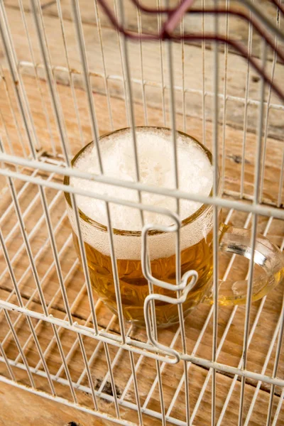 Bicchiere Birra All Interno Una Gabbia Concetto Dipendenza Alcol Abuso — Foto Stock