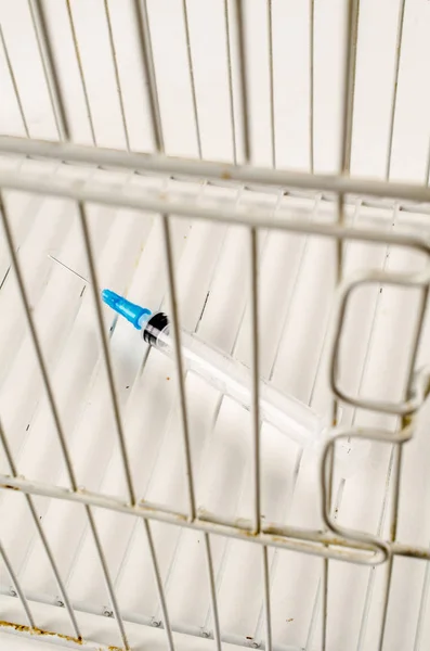 笼子里的注射器 关于吸毒成瘾和滥用的概念镜头 — 图库照片