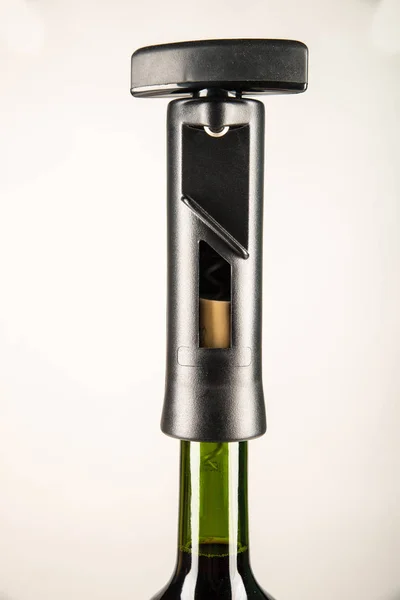 Modern Tirbuşon Bir Şişe Şarap Üzerine — Stok fotoğraf