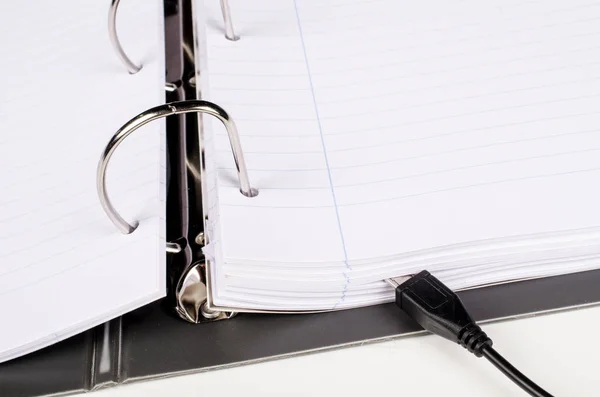 Papier Notebook Mit Einem Usb Ladegerät Verbunden Ein Konzept Der — Stockfoto