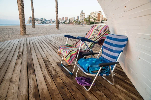 Dos Sillas Vacías Playa Benidorm Por Mañana Temprano Costa Blanca —  Fotos de Stock