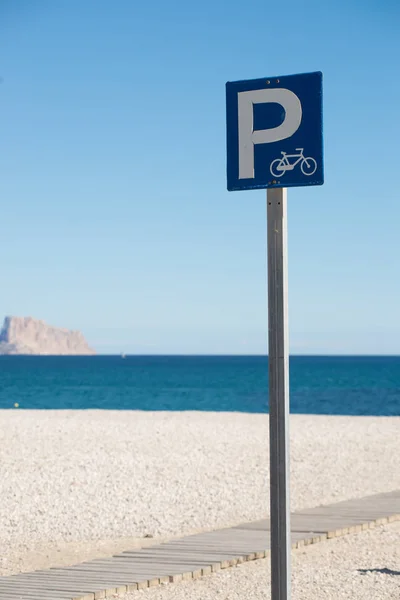 Estacionamento Bicicleta Uma Praia Ensolarada Mediterrâneo — Fotografia de Stock