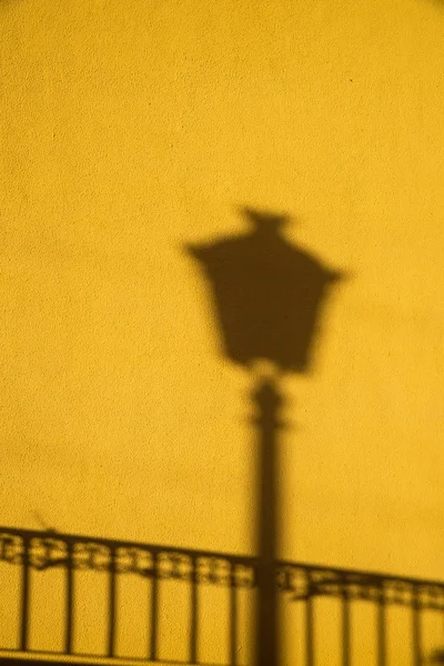 Μακρύ Και Ισχυρό Χειμερινό Φως Σκιές Έναν Κίτρινο Τοίχο — Φωτογραφία Αρχείου
