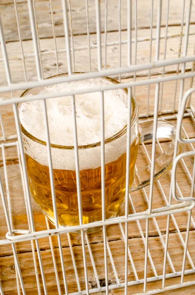 Bicchiere Birra All Interno Una Gabbia Concetto Dipendenza Alcol Abuso — Foto Stock