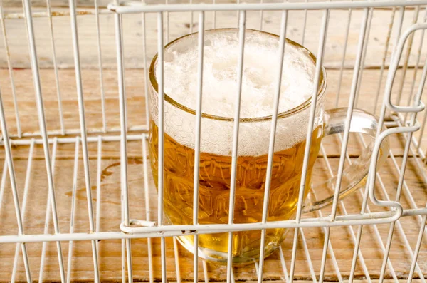 Glas Bier Een Kooi Een Concept Alcoholverslaving Misbruik — Stockfoto