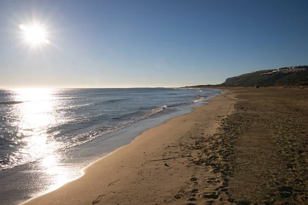 南部アリカンテ ビーチ 日当たりの良い 一年中暖かい行楽客 コスタブランカ スペインの砂 — ストック写真