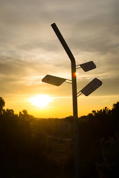Пешеходный Одиночный Пост Указывающий Нескольких Направлениях Небо Восхода Солнца — стоковое фото