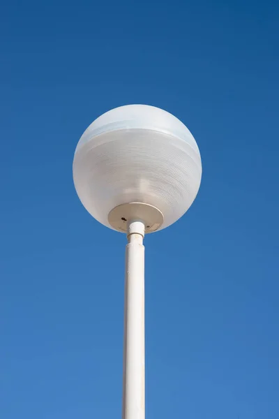 Moderna Led Street Lampa Mot Bakgrund Blå Himmel — Stockfoto