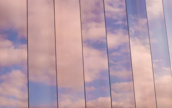 Cloudscape Refleja Las Ventanas Edificio Moderno —  Fotos de Stock