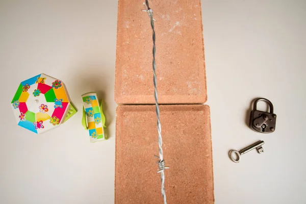 A cada lado de la pared — Foto de Stock