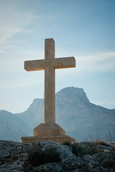 Velké Křesťanský Kříž Vrcholu Crucis Velkolepé Pozadí Scenérie Mounain — Stock fotografie