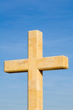 büyük bir taş çapraz