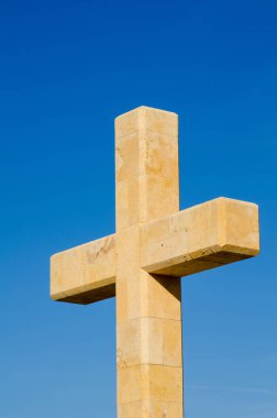 büyük bir taş çapraz