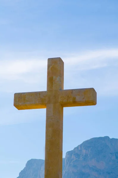 Большой каменный крест — стоковое фото