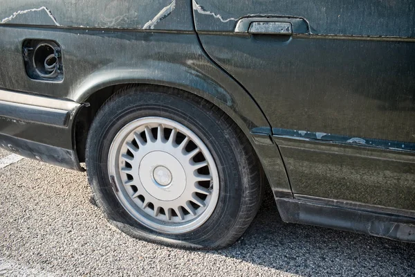 Voiture en état de ferraille — Photo