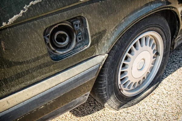 Coche en estado de desecho — Foto de Stock