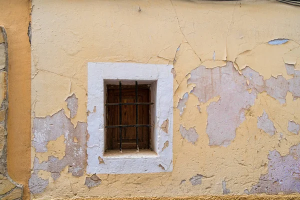 Küçük Bir Pencere Ile Eski Soyma Cephe — Stok fotoğraf