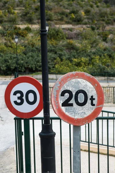 Twee Verkeersborden Met Snelheid Gewicht Grenzen — Stockfoto