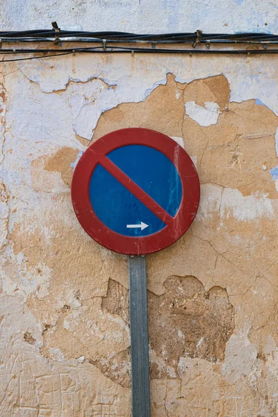 Geen Parking Aanmelden Voor Een Verweerde Gevel — Stockfoto