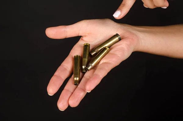 Mão feminina com balas — Fotografia de Stock