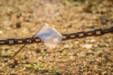 Beyaz bayraklı zincir