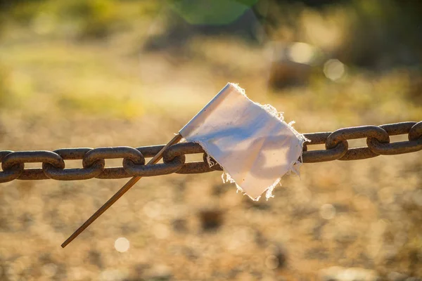 Chain with white flag — Stock Photo, Image