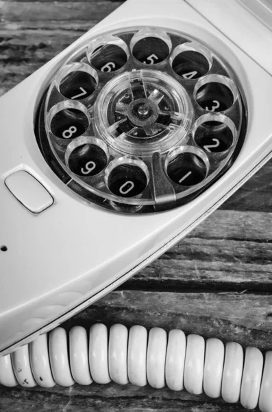 Старый телефонный аппарат — стоковое фото