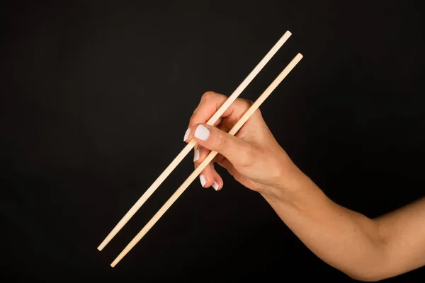 Рука с палочками для еды — стоковое фото