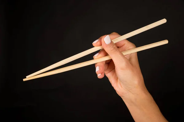 Mano con palillos — Foto de Stock