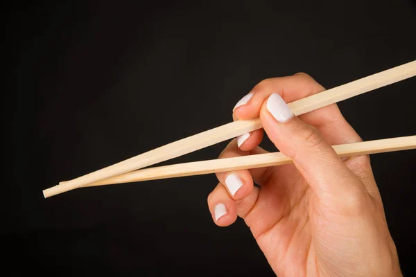 Mano con palillos —  Fotos de Stock