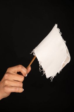 Beyaz bayraklı kadın eli