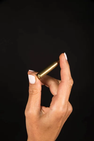 Weibliche Hand mit Kugeln — Stockfoto